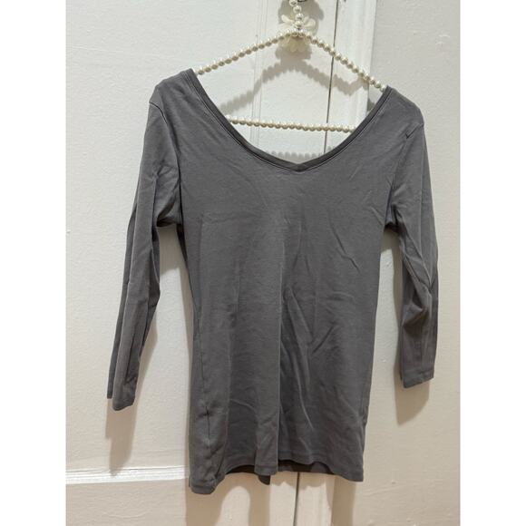 Guess size small grey long sleeve shirt v neck 3/4 sleeve 3 diamond rhinestones - Picture 9 of 10